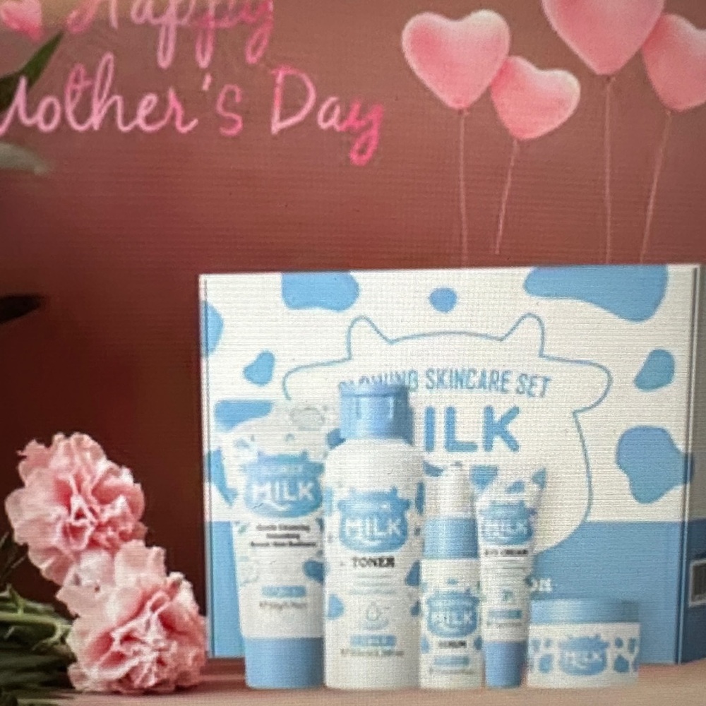 Last set !remaining! Milk Skincare Set. 5 pieces New in box.